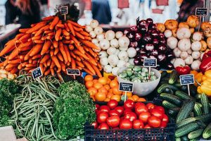 mercadinho de bairro com verduras e legumes