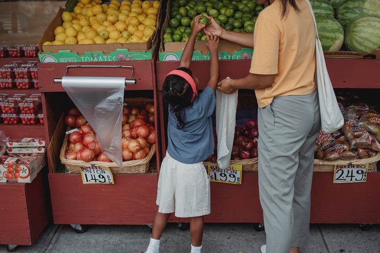 mae e filha no mercadinho