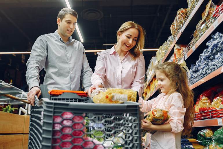 familia fazendo compras no Mercadinho de bairro 